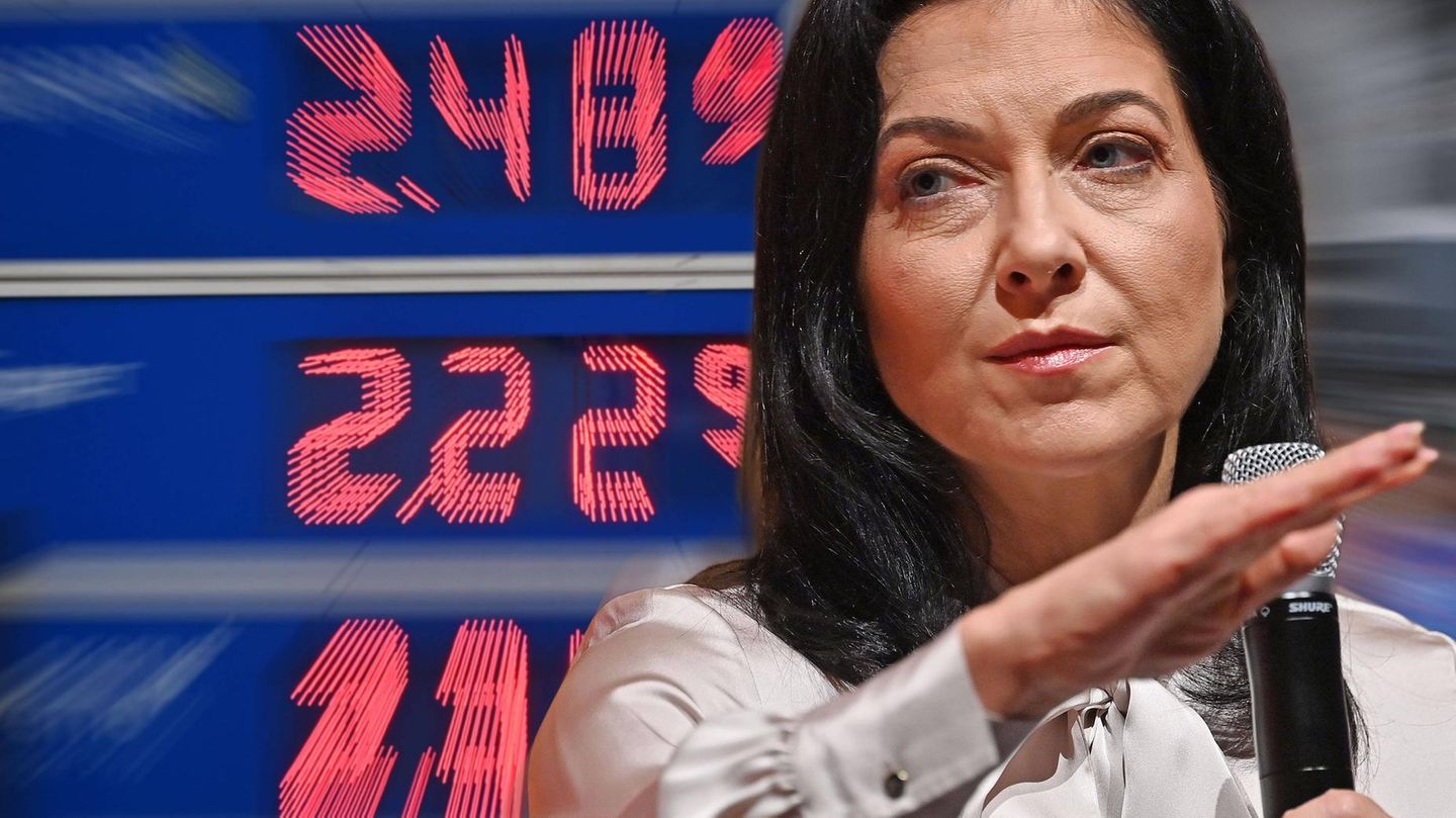 Reiche vor einer digitalen Tafel mit Spripreisen