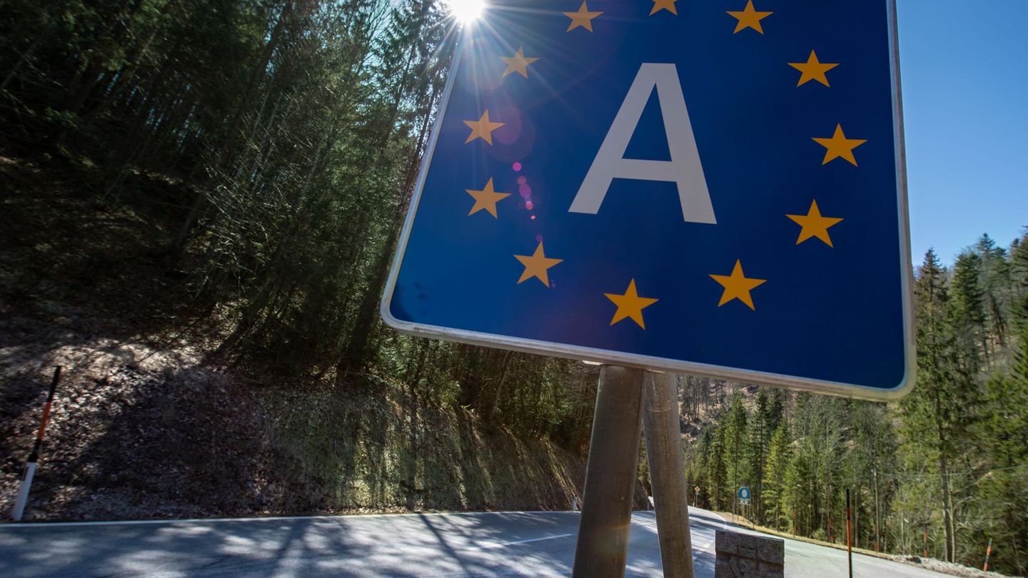 Die neue Buslinie soll den Achenpass vom Individualverkehr entlasten. (Archivbild) Foto: Peter Kneffel/dpa