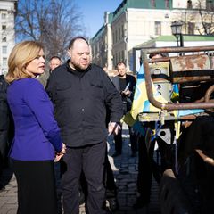 Besuch im Krieg: Bundestagspräsidentin Julia Klöckner besichtigt mit ihrem ukrainischen Kollegen Ruslan Stefantschuk Wracks russischer Panzer in Kiew