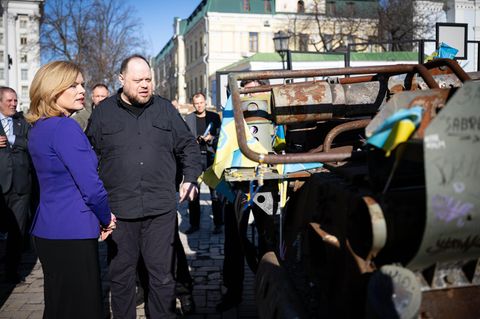 Besuch im Krieg: Bundestagspräsidentin Julia Klöckner besichtigt mit ihrem ukrainischen Kollegen Ruslan Stefantschuk Wracks russischer Panzer in Kiew