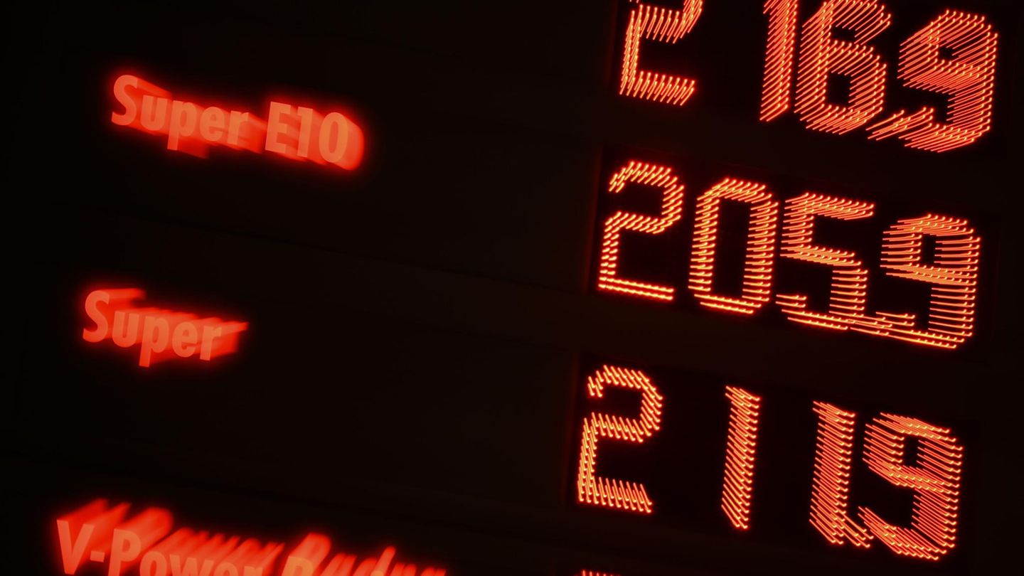 Spritpreise: Tankstellen dürfen Preise nur noch einmal täglich erhöhen. Hilft das?