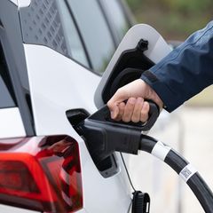 An der A36 bei Wernigerode können Elektroautos nun schnell geladen werden. (Symbolbild) Foto: Sebastian Kahnert/dpa