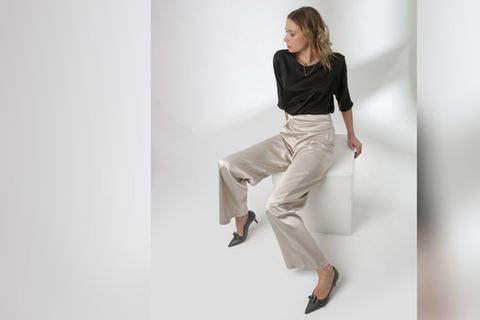 Satinhosen passen gut in den Office-Alltag.