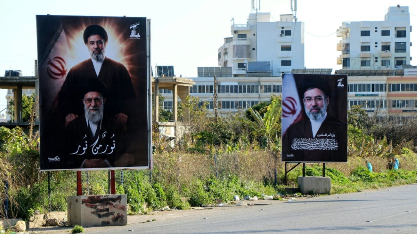 Plakate mit Modschtaba und Ali Chamenei