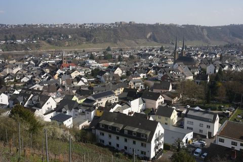 Ein Meteoritenteil hat am Sonntagabend in Koblenz ein Hausdach beschädigt. (Archivbild) Foto: Thomas Frey/dpa