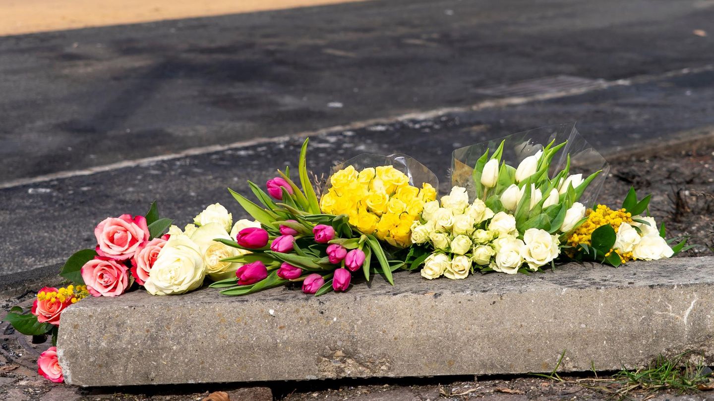 Blumen sind an der Stelle zu sehen, wo ein Linienbus in der Schweiz im Zentrum von Kerzers Feuer fing