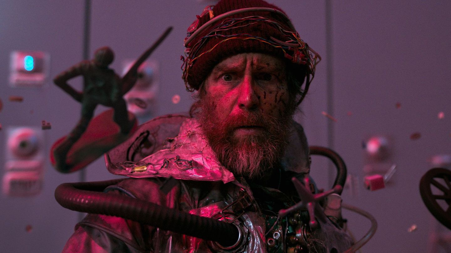 Sam Rockwell sieht in "Good Luck, Have Fun, Don't Die" nicht nach einem klassischen Kinohelden aus, soll aber trotzdem die Welt retten.