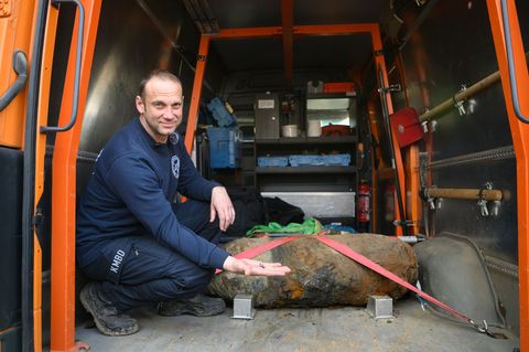 Um die Weltkriegsbombe zu entschärfen, wurde der beschädigte Zünder mit dem Boden abgeschnitten, wie Sprengmeister Thomas Zowall