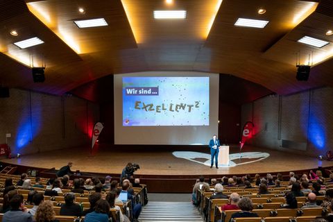 Die Uni Hamburg hat ihren Titel als Exzellenzuniversität verteidigt. Foto: Daniel Bockwoldt/dpa