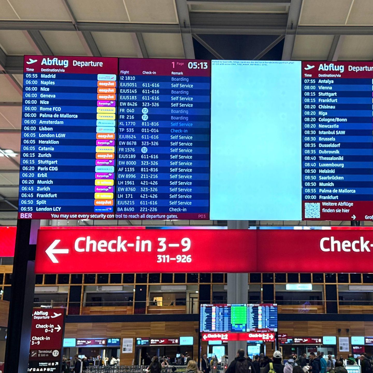 Anzeigetafel am Flughafen BER