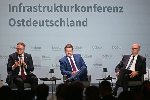 Es gehe nicht um Sonderbehandlung, sondern um Fairness, sagte Brandenburgs Ministerpräsident Dietmar Woidke (r) bei einer Infras
