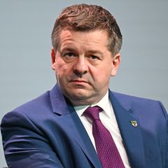 Sachsen-Anhalts Ministerpräsident Schulze wirbt um Stimmen und befürchtet eine "Katastrophe". Foto: David Hammersen/dpa