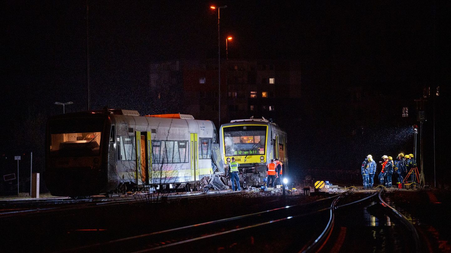 Die Ermittlungen zur Ursache des Zugunfalls begannen noch am Abend. Foto: Daniel Vogl/dpa