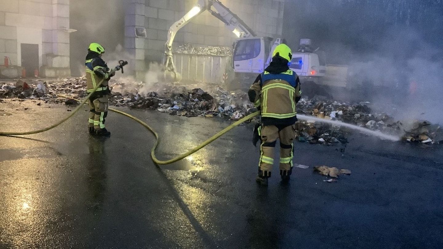 Brand in Oberhausen: Feuer in Lagerhalle nach über 24 Stunden gelöscht