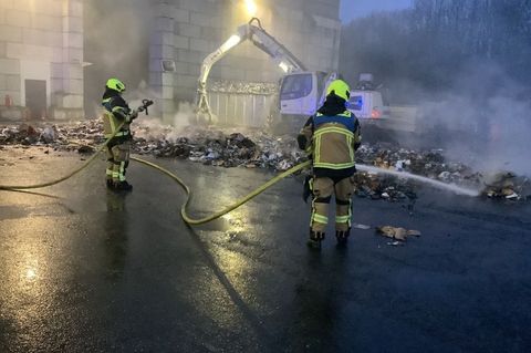 Bei den Löscharbeiten kam auch ein Bagger zum Einsatz. Foto: Feuerwehr Oberhausen/dpa