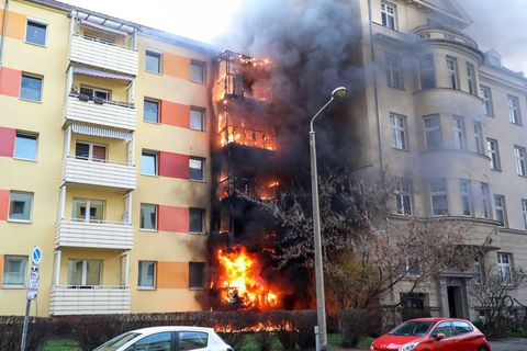 13 betroffene Hausbewohner können wegen des Brandes nicht in ihre Wohnungen zurück. Foto: Björn Stach/EHL Media/dpa