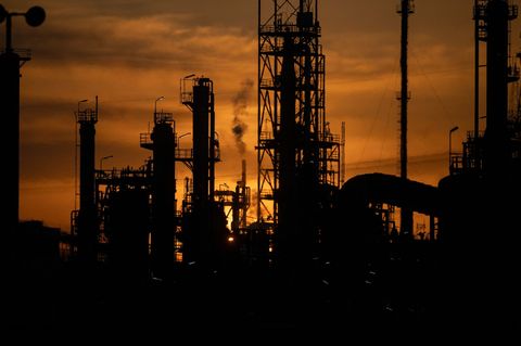 Industrieanlagen der Mineralölraffinerie Oberrhein (MiRO) sind im Gegenlicht zu sehen, dort kann man den Ölpreis weitergeben