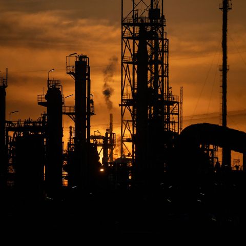 Industrieanlagen der Mineralölraffinerie Oberrhein (MiRO) sind im Gegenlicht zu sehen, dort kann man den Ölpreis weitergeben