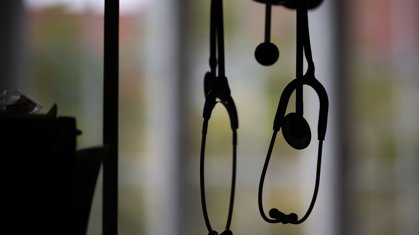 Bundesweit steht Berlin sehr gut da, aber auch in der Hauptstadt kann es für einen Termin beim Facharzt mal länger dauern. (Symb