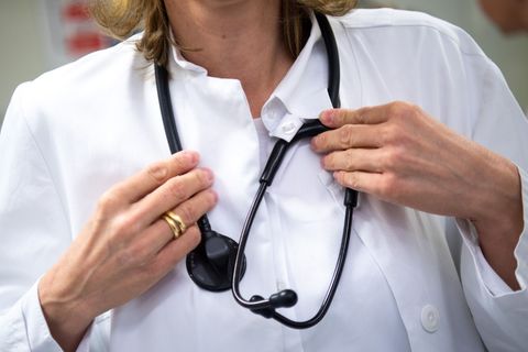Beim Anteil von Ärztinnen belegt Hessen mit 55,0 Prozent der KBV zufolge einen mittleren Rang. (Symbolbild) Foto: Monika Skolimo