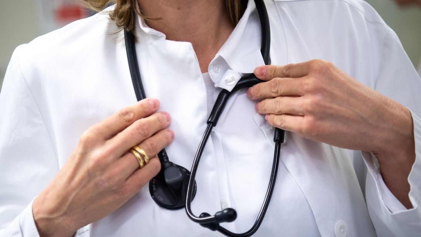 Beim Anteil von Ärztinnen belegt Hessen mit 55,0 Prozent der KBV zufolge einen mittleren Rang. (Symbolbild) Foto: Monika Skolimo