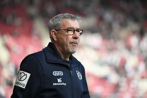 Der FSV Mainz 05 um Trainer Urs Fischer ist an diesem Donnerstag in der Conference League in Tschechien gefordert. (Archivbild)