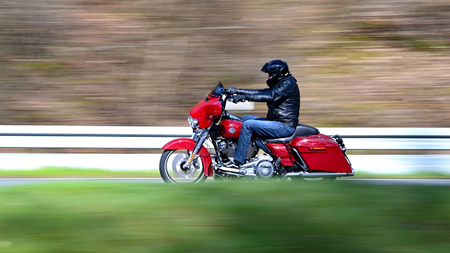 Das Unfallrisiko ist hoch, daher sollten Motorradfahrer vorausschauend fahren. (Archivbild) Foto: Arne Dedert/dpa