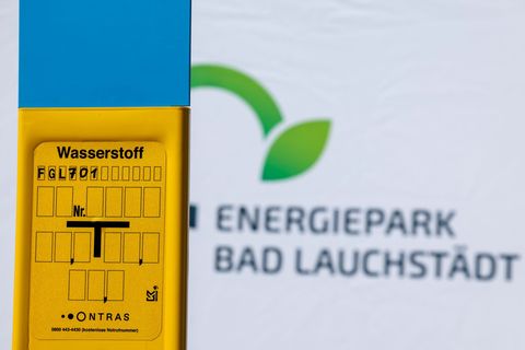 Die Leitung soll künftig grünen Wasserstoff zur Raffinerie transportieren. (Archivbild) Foto: Jan Woitas/dpa