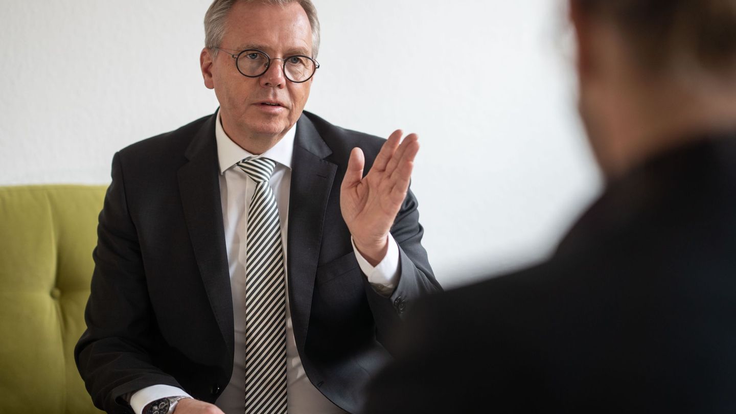 Die Wirtschaft fordert von der Landesregierung Verlässlichkeit. (Archivbild) Foto: Frank Rumpenhorst/dpa