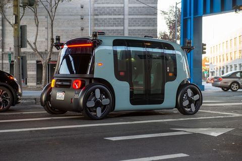 Die Wagen von Zoox haben weder Lenkrand, noch Pedale. Foto: Andrej Sokolow/dpa