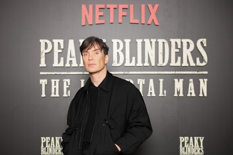 Cillian Murphy vor einem Plakat des „Peaky Blinders“-Film