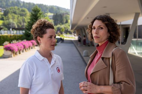 Die ADHS von Notfallsanitäterin Elli Kempfer, gespielt von Klara Deutschmann (links), macht sich auch in ihrem Berufsalltag beme