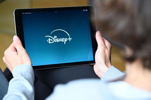 Jemand schaut auf dem iPad Disney+