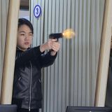 Pjöngjang, Nordkorea. Früh übt sich: Trainiert hier die künftige Diktatorin ihre Schießfertigkeiten? Machthaber Kim Jong Un und seine Tochter treten jüngst immer wieder öffentlich zusammen auf – wie hier auf dem Schießstand. Über das Mädchen und seine Rolle rätseln Experten schon länger. Zwar weiß man nicht einmal sicher, wie sie heißt (angeblich: Ju Ae). Vermutet wird aber, dass Kim seine (vermutlich) 13-jährige Tochter als Nachfolgerin aufbauen will.