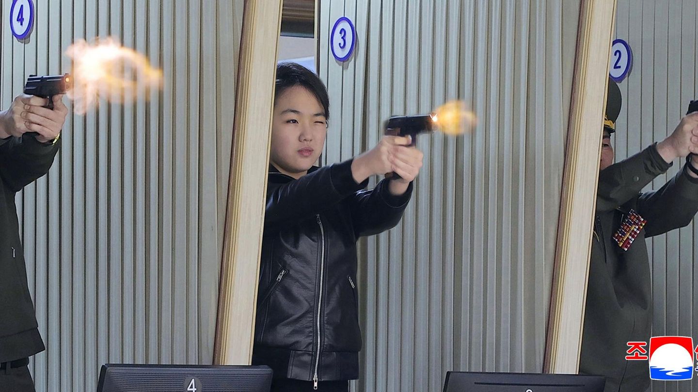 Pjöngjang, Nordkorea. Früh übt sich: Trainiert hier die künftige Diktatorin ihre Schießfertigkeiten? Machthaber Kim Jong Un und seine Tochter treten jüngst immer wieder öffentlich zusammen auf – wie hier auf dem Schießstand. Über das Mädchen und seine Rolle rätseln Experten schon länger. Zwar weiß man nicht einmal sicher, wie sie heißt (angeblich: Ju Ae). Vermutet wird aber, dass Kim seine (vermutlich) 13-jährige Tochter als Nachfolgerin aufbauen will.