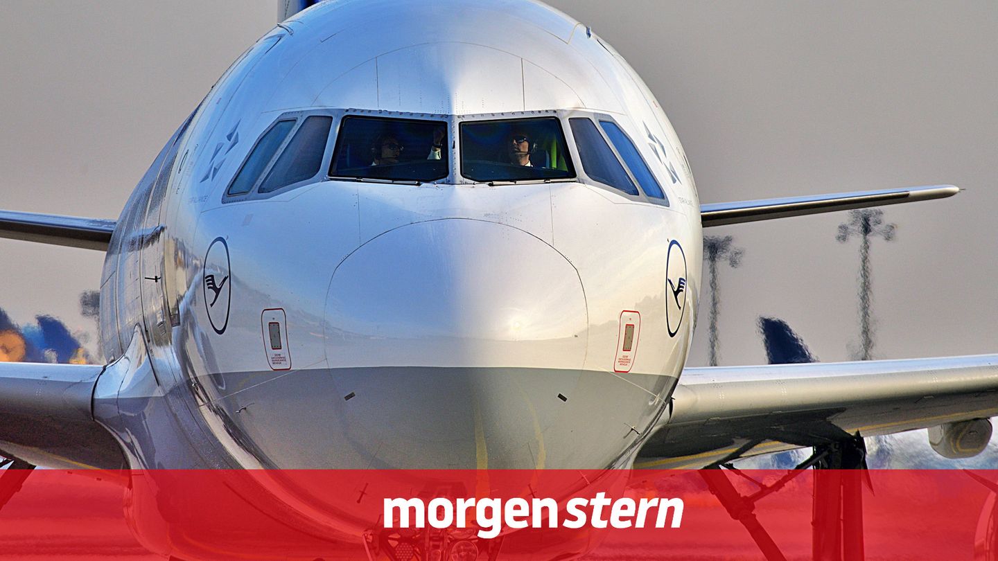 Flugzeug der Lufthansa auf dem Rollfeld, die Gewerkschaft Vereinigung Cockpit bestreikt die Lufthansa heute