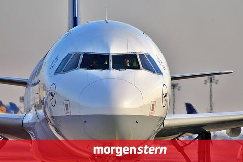 Flugzeug der Lufthansa auf dem Rollfeld, die Gewerkschaft Vereinigung Cockpit bestreikt die Lufthansa heute
