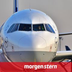 Flugzeug der Lufthansa auf dem Rollfeld, die Gewerkschaft Vereinigung Cockpit bestreikt die Lufthansa heute