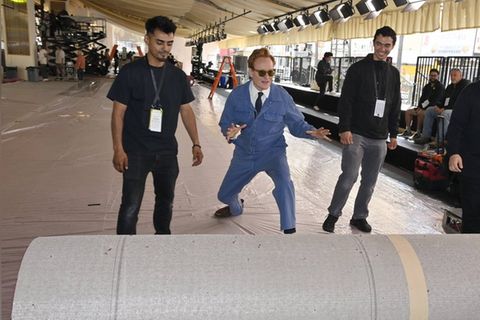 Conan O'Brien rollte den roten Teppich für die Oscars 2026 aus.