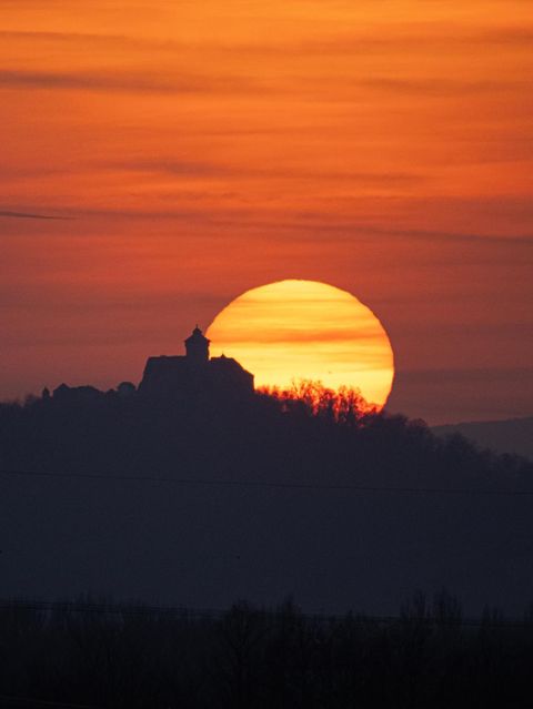 Staub: Burg vor untergehender Sonne
