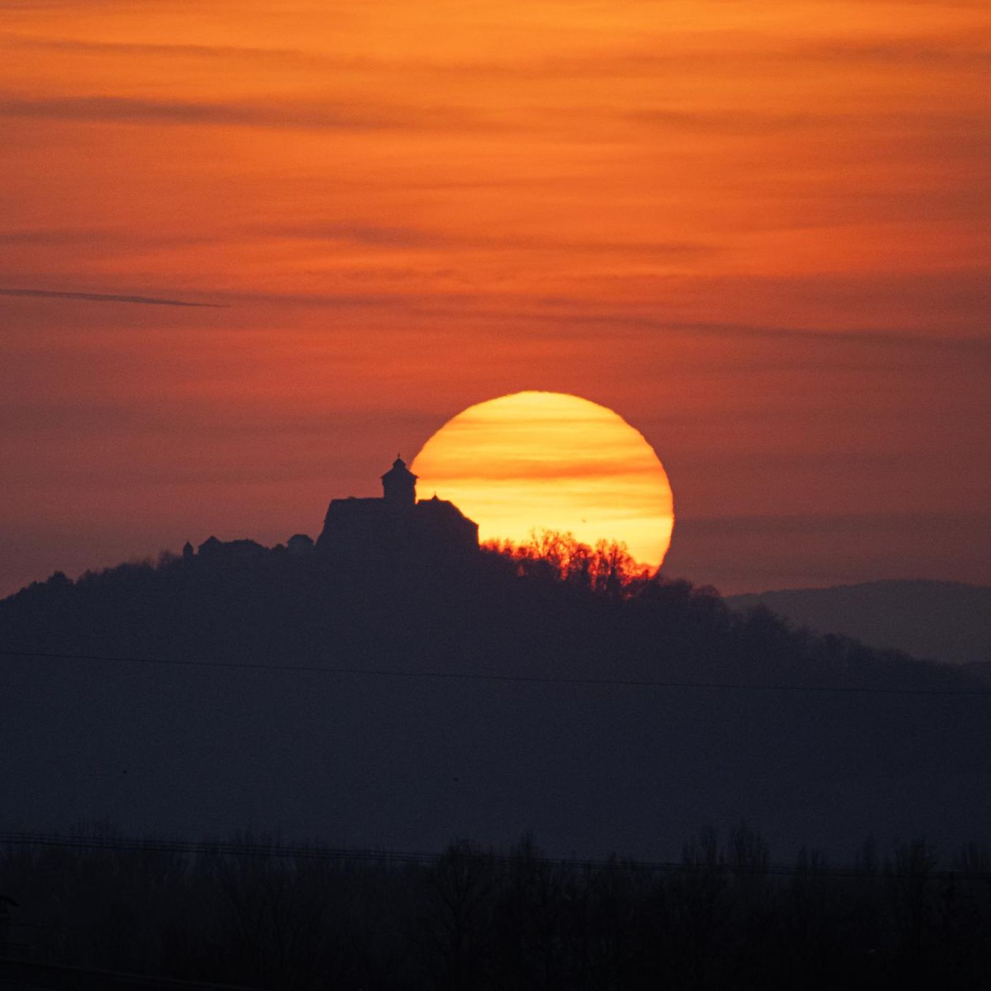 Staub: Burg vor untergehender Sonne