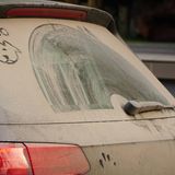Staub: Auto mit stark verschmutzer Scheibe
