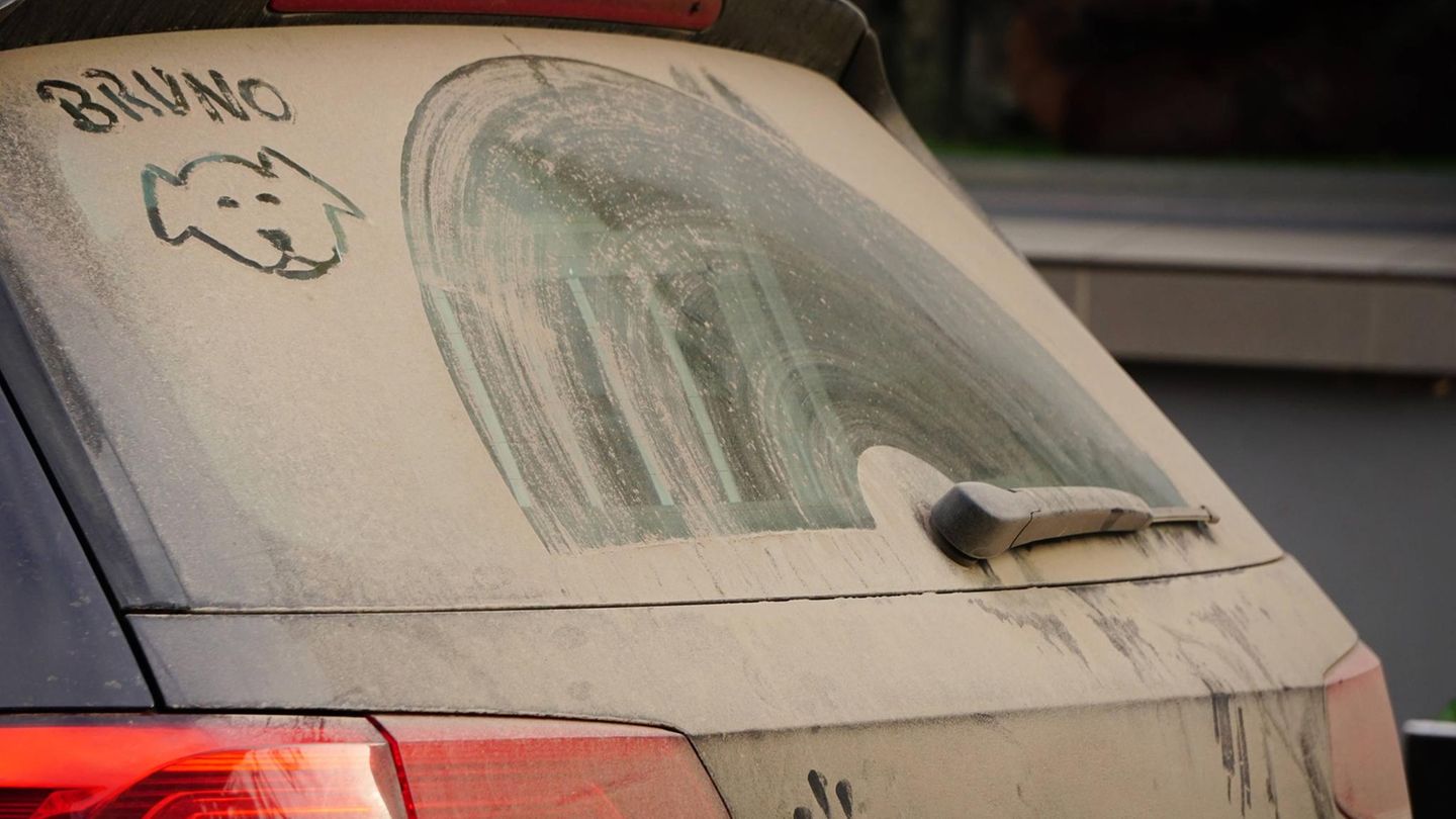 Staub: Auto mit stark verschmutzer Scheibe