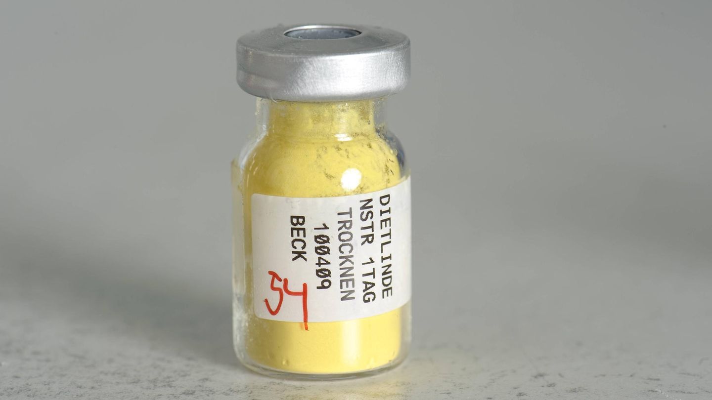 Staub: Fläschchen mit gelben Blütenpollen