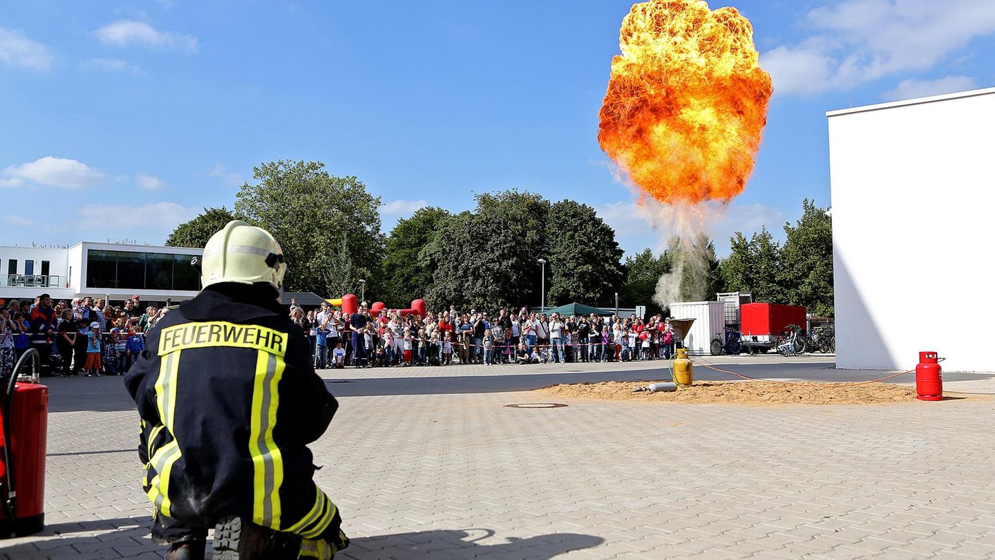 Staub: Feuerwehr deminstriert Staubexplosion
