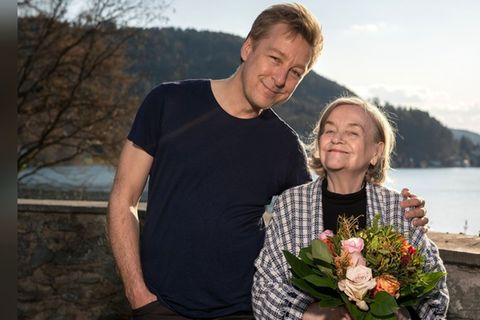 Schauspieler und Sänger Max Müller feiert mit seiner Mutter Geburtstag.