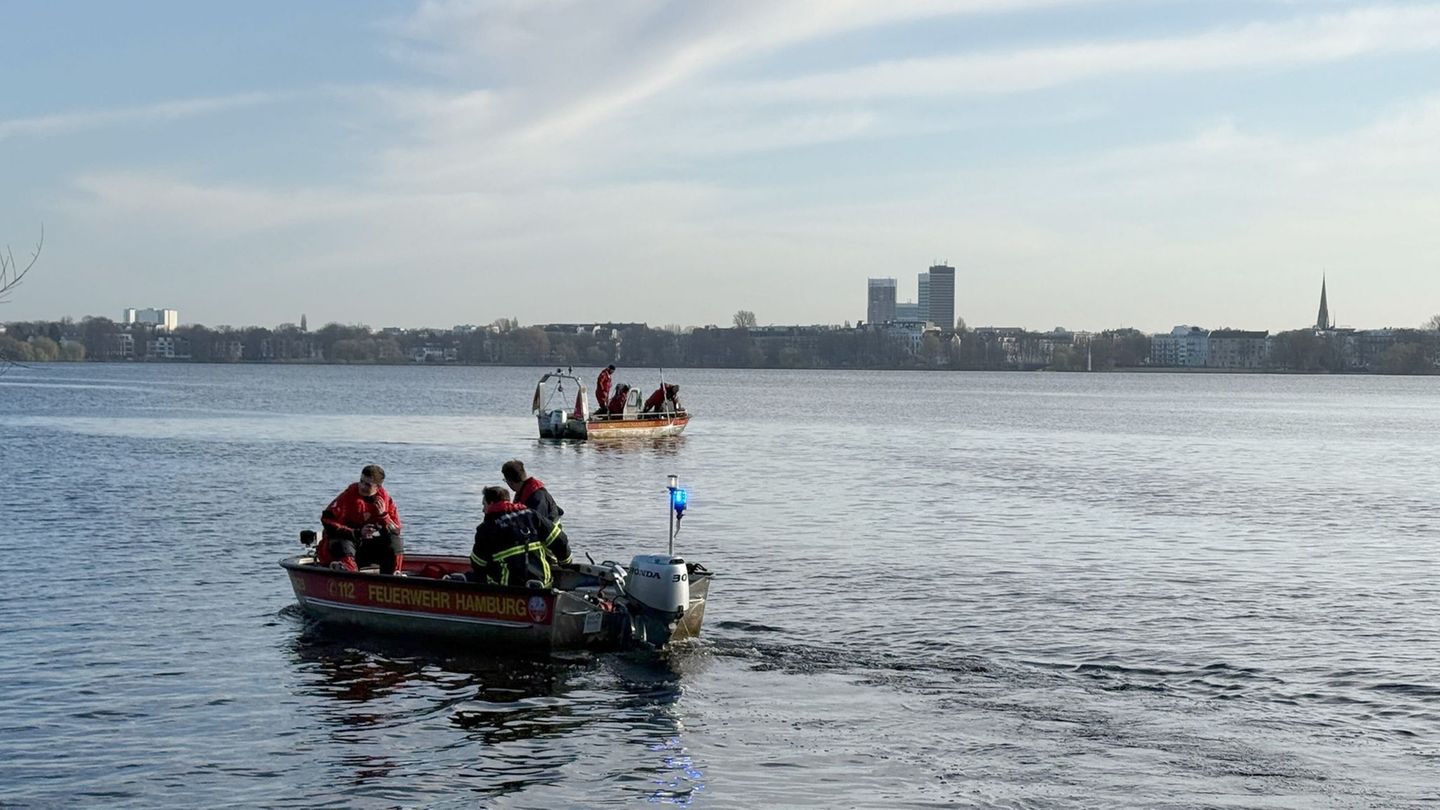 Notfälle: Zelt und Jacke treibt in Alster - Taucher suchen nach Mensch