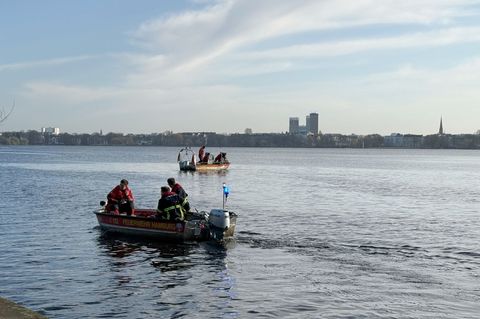 Einsatzkräfte von Feuerwehr, DLRG und Polizei suchen auf der Außenalster nach einer möglicherweise vermissten Person. Foto: Katr