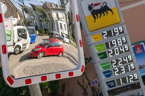 Zum ersten Mal seit Kriegsbeginn sind die Spritpreise im Tagesvergleich gefallen. (Archivbild) Foto: Peter Kneffel/dpa