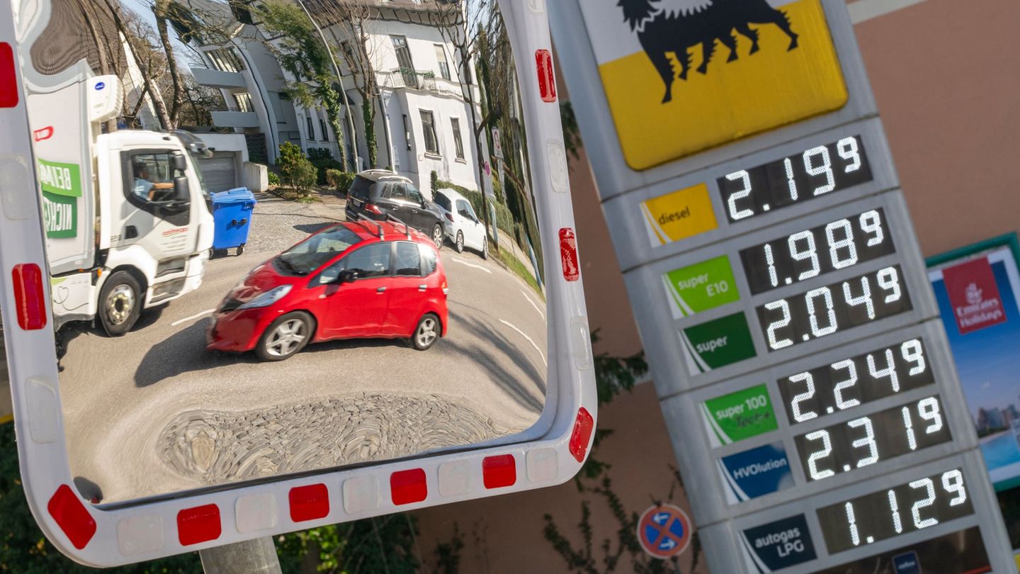 Zum ersten Mal seit Kriegsbeginn sind die Spritpreise im Tagesvergleich gefallen. (Archivbild) Foto: Peter Kneffel/dpa